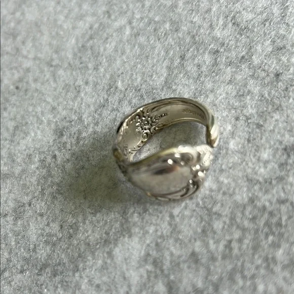 Oneida Stainless Steel Vintage-Inspired Thumb Ring - Picture 16 of 16